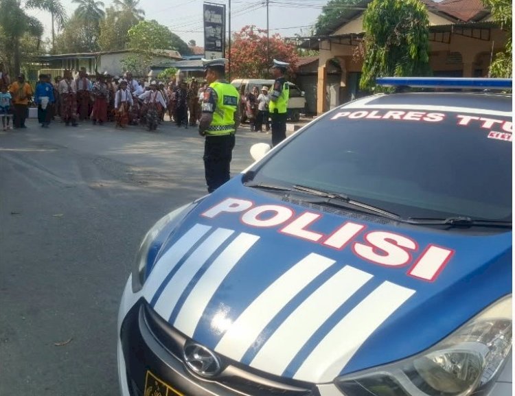 Satlantas Polres TTU Kawal Imam Baru ; Perjalanan Menuju Paroki Nasleu Berlangsung Aman dan Lancar