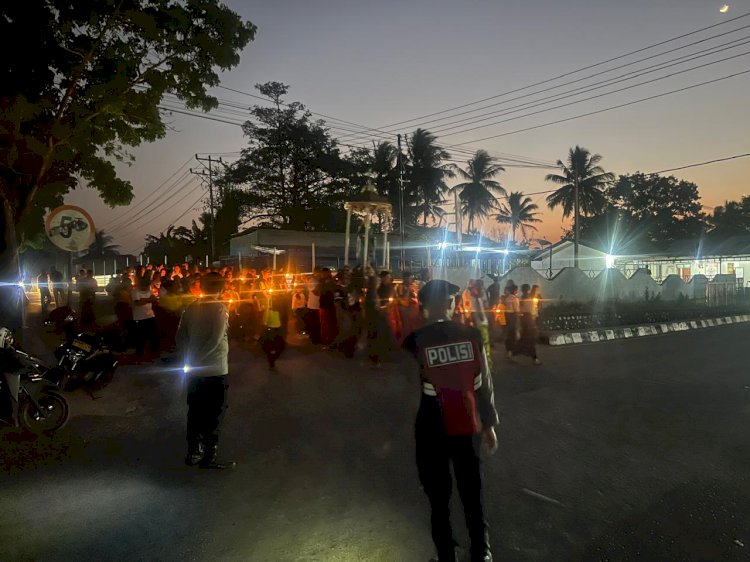 Polri Hadir Jaga Kekhusyukan Doa Rosario, Pengamanan Perarakan Patung Bunda Maria di Kefamenanu Berlangsung Aman