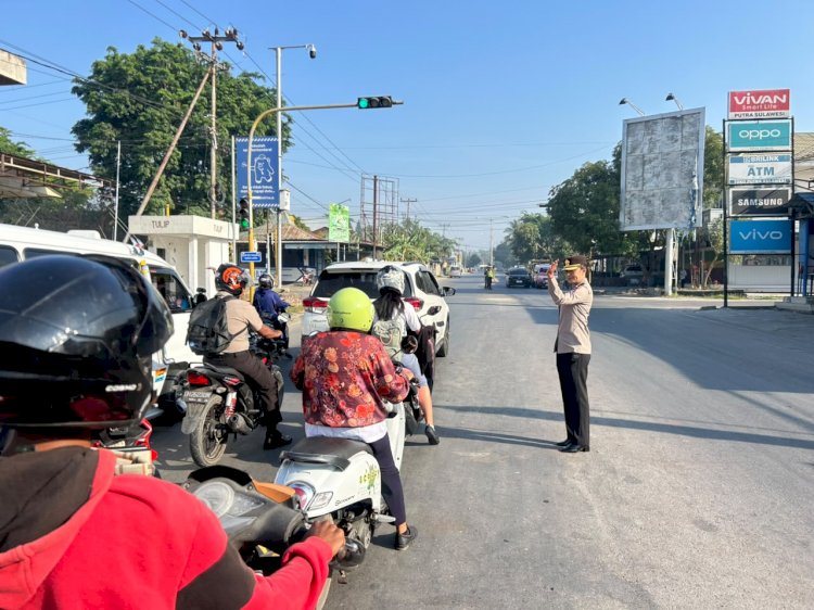 Tunjukkan Keteladanan; Kapolres TTU Turun Langsung Cek Personel Strong Point Pagi dan Atur Arus Lalu Lintas