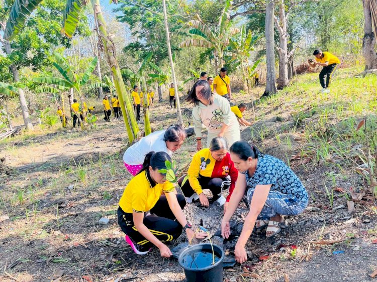 Dukung Program 100 Hari Kapolri, Kapolres Ttu Pimpin Aksi Green Policing, Tanam Pohon Bersama Bhayangkari Dan Masyarakat