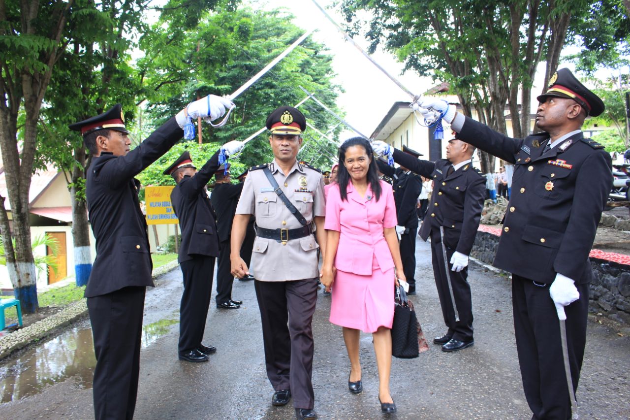 TRADISI PEDANG PORA WARNAI PISAH SAMBUT PERWIRA POLRES TTU