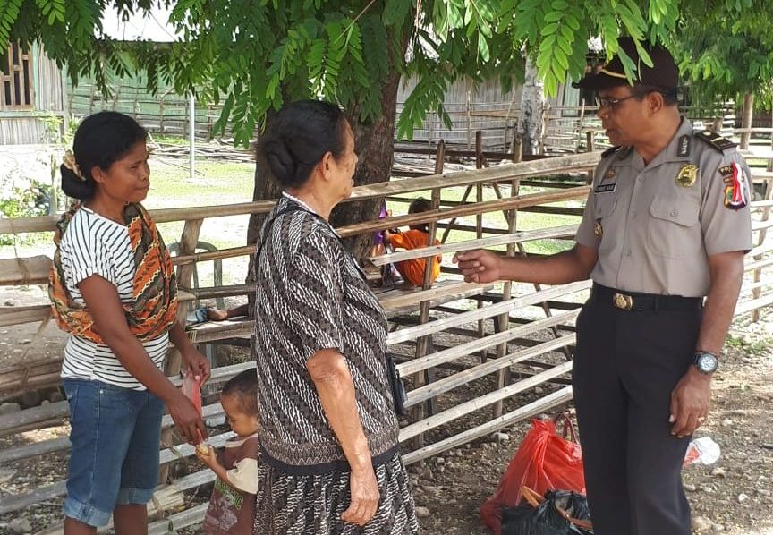 Dua Polsek Jajaran berlomba dalam menertibkan pasar perbatasan