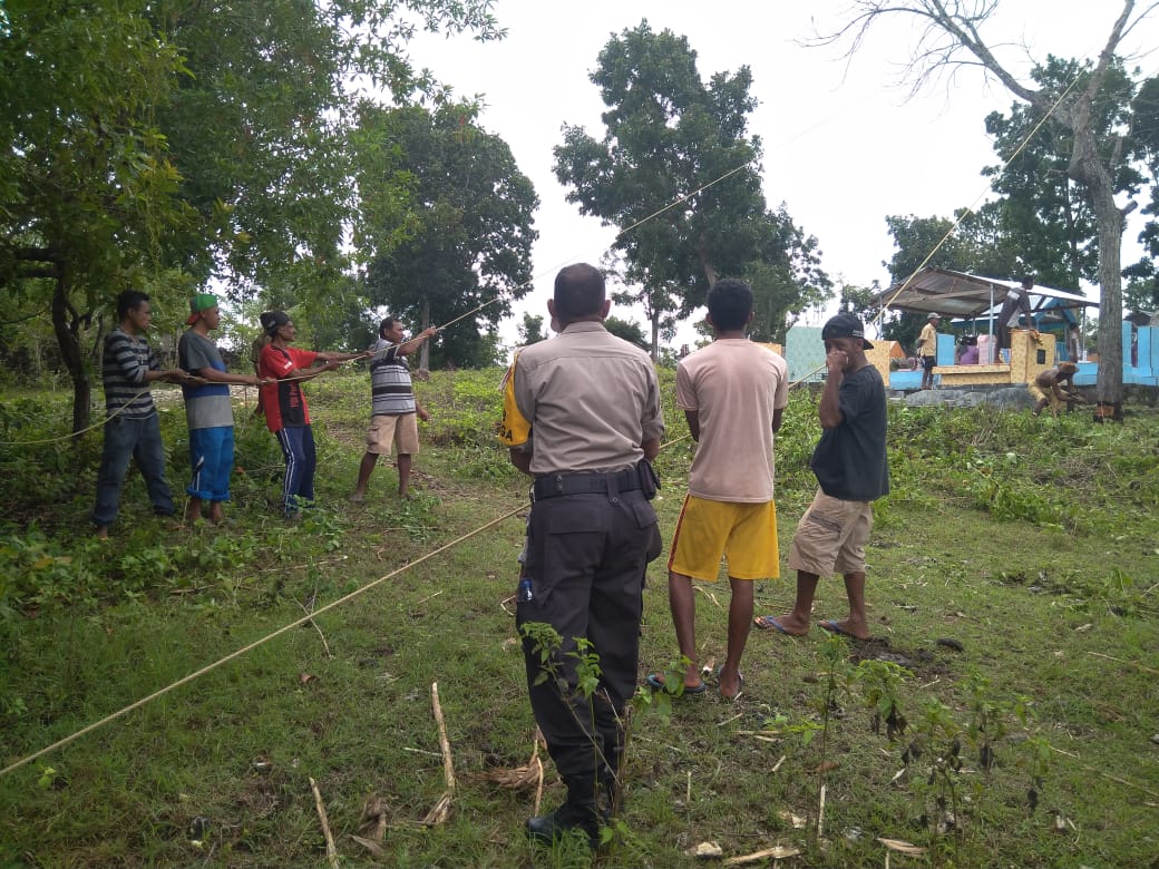 Bhabin bersama masyarakat desa seo bersihkan kuburan umum