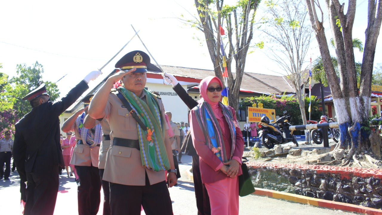 Pedang Pora Iringi Perpisahan Mantan Pejabat Polres TTU dan Para Personil Yang Memasuki Masa Purnabakti   