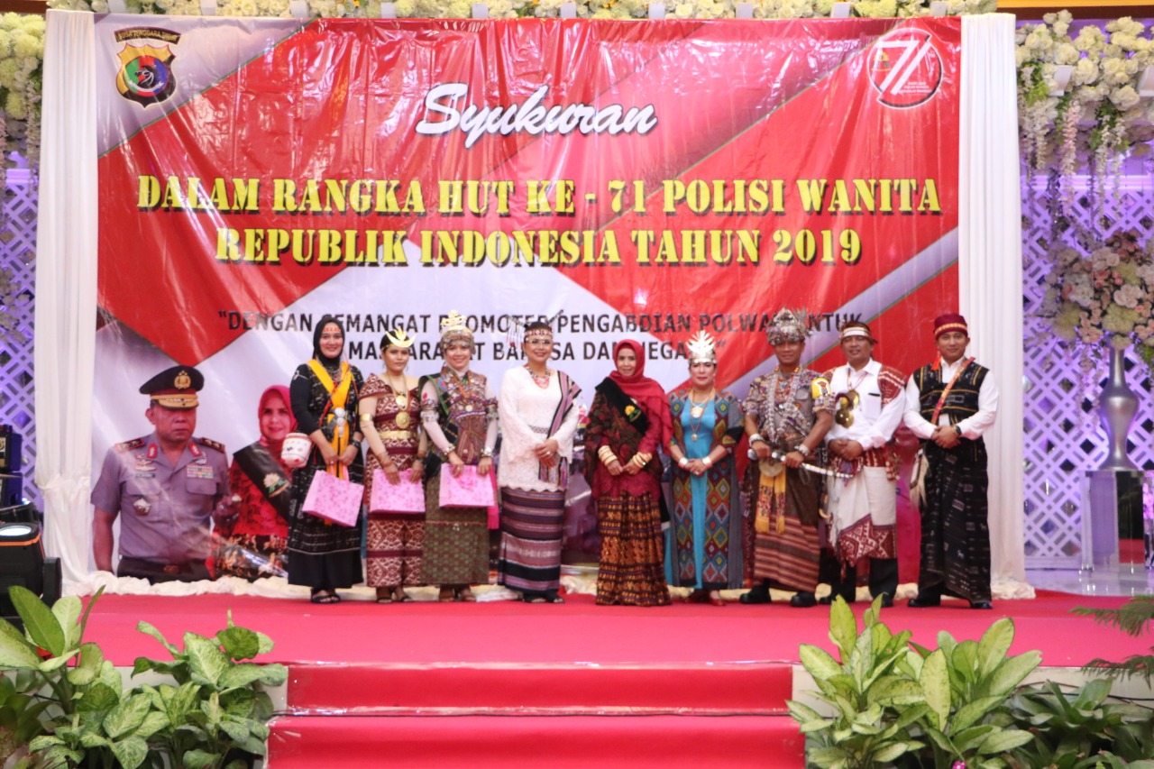 Polres TTU Juarai Lomba Fashion Show Pakaian Adat Dalam Syukuran HUT Polwan Ke 71