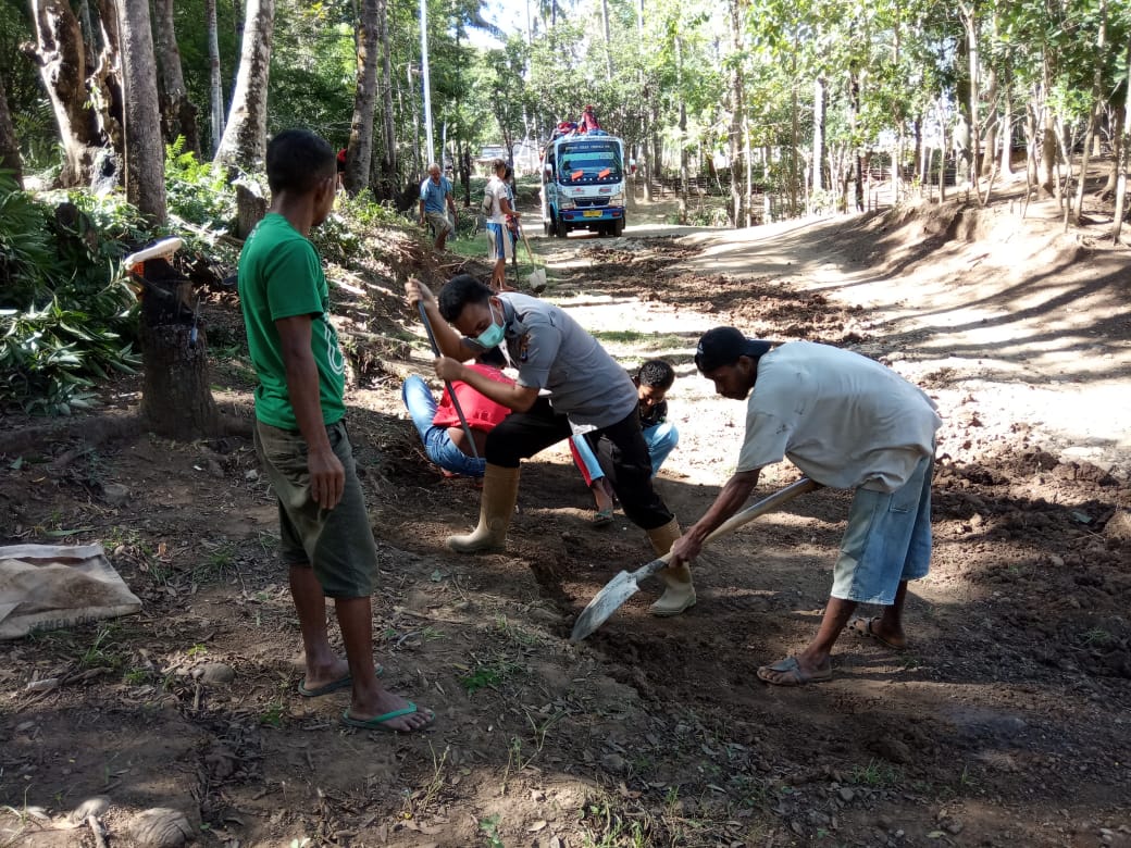 Dikeluhkan Warga, Briptu Nanda Gotong Royong Tutup Jalan Berlubang