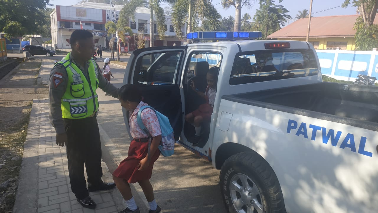 TAMPIL HUMANIS DAN SIMPATIK, SAT LANTAS POLRES TTU ANTAR MURID KE SEKOLAH