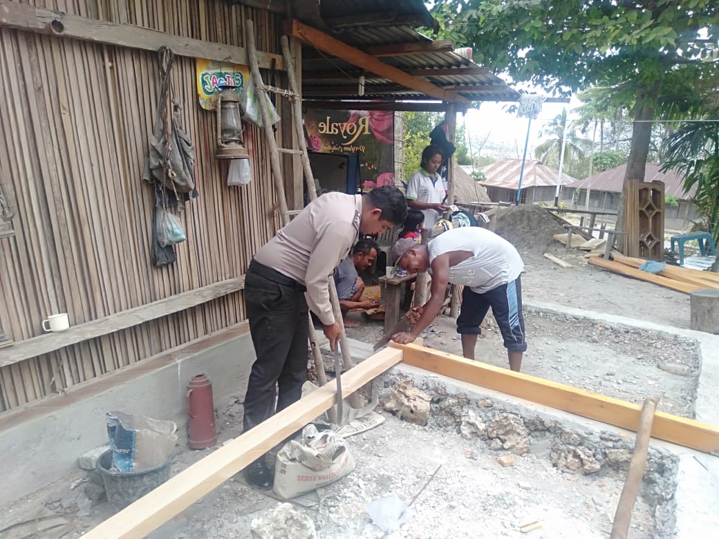 Hadir ditengah Masyarakat, Brigpol Yanuarius Bantu Pengerjaan Rumah Warga