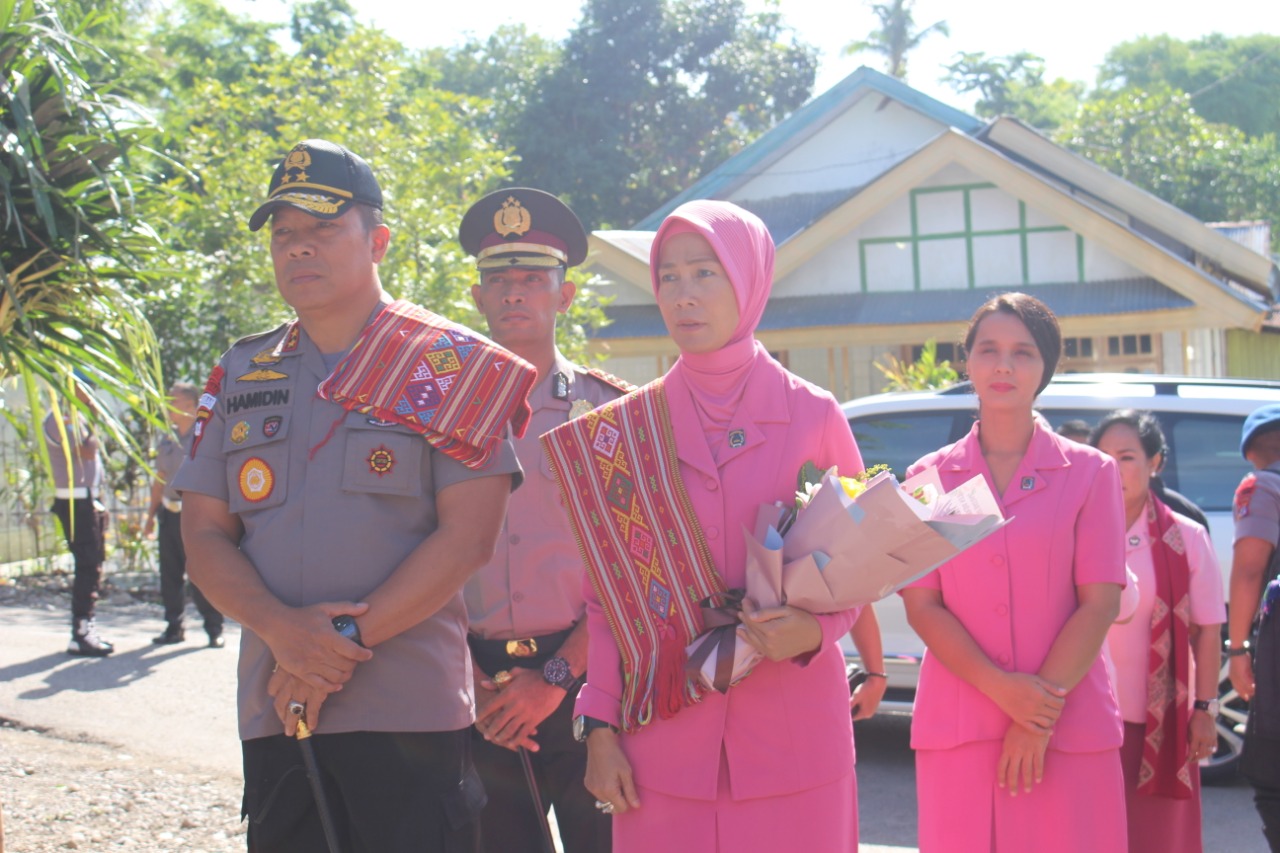 Tarian Likurai Sambut Kedatangan Kapolda NTT