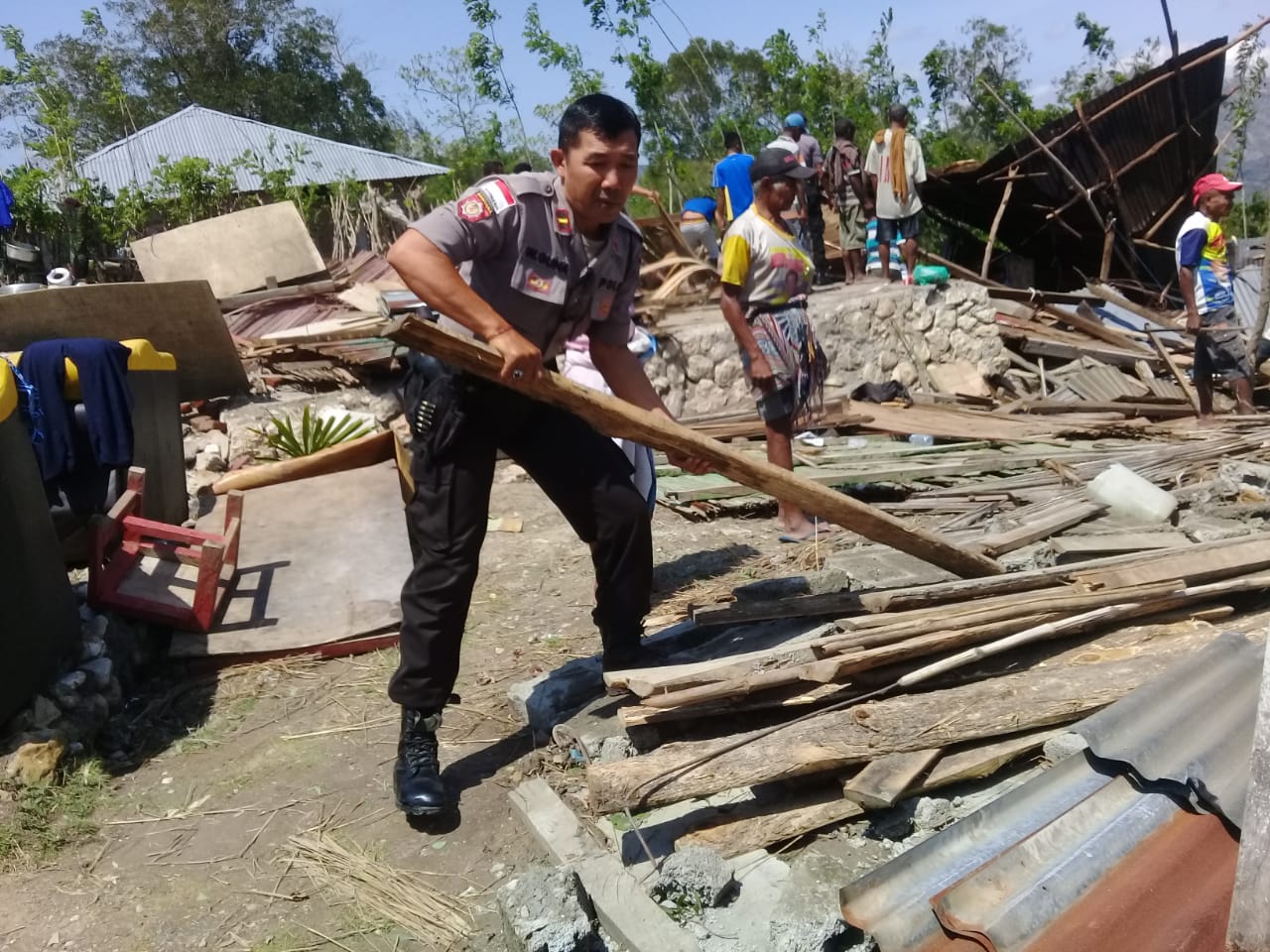 Polsubsektor Haumeniana Bantu Korban Bencana Puting Beliung