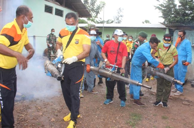 Cegah DBD dan Covid-19, TNI-Polri-Dinkes Fogging Bersama di Noemuti