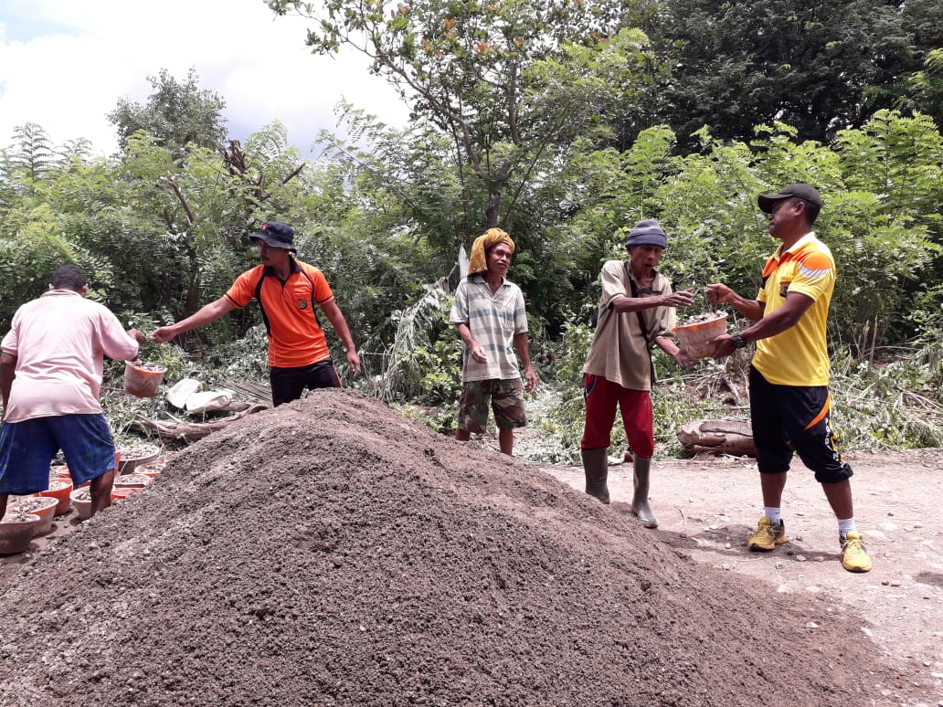 Polsek Miobar Bersama warga Gotong Royong Bangun Jalan Rabat