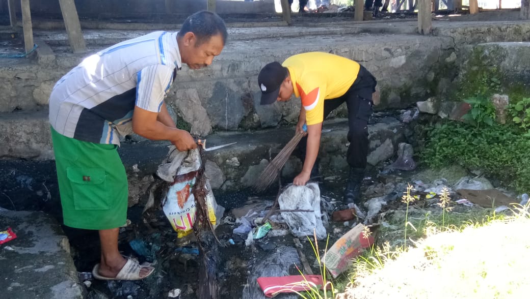 Cegah DBD, Polsek Miobar Bersama Warga Gelar Kerja Bakti