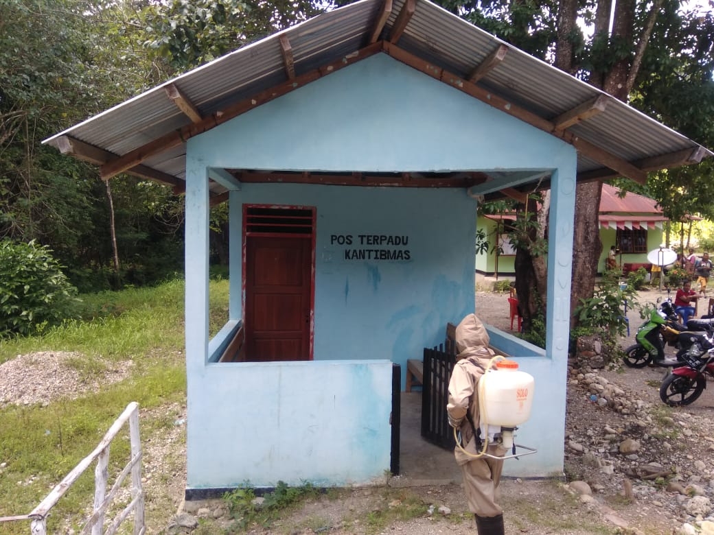 Cegah Penyebaran covid 19, Polsek Noemuti lakukan penyemprotan Disenfektan