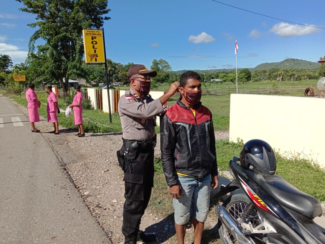 Polsek Bian Bagikan Masker Kepada Pengguna Jalan